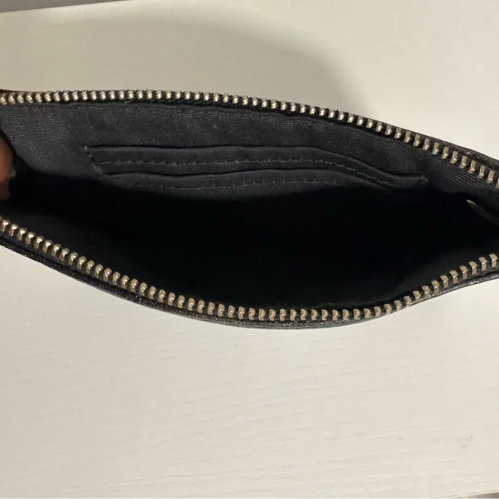 Elegant Black Zippered Wallet - Picture 4 of 5